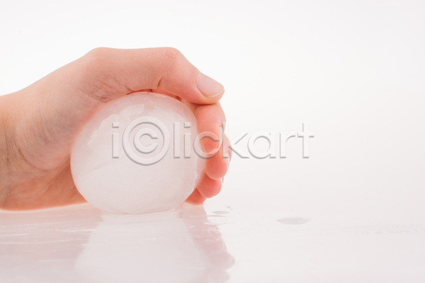 신체부위 JPG 포토 해외이미지 눈덩이 백그라운드 손 얼음 오브젝트 잡기 흰배경