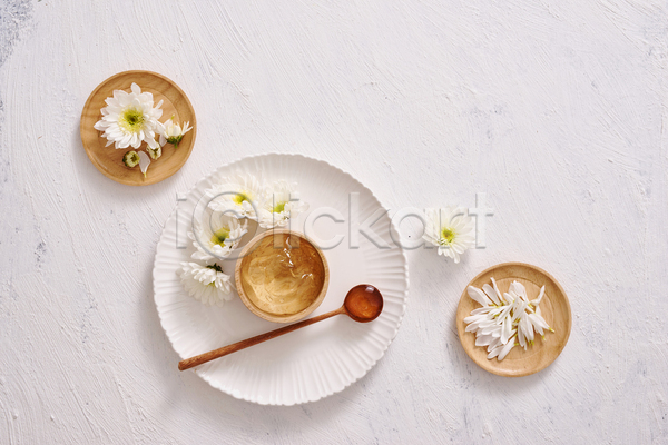 사람없음 JPG 포토 하이앵글 해외이미지 꽃 꽃잎 나무그릇 나무숟가락 나무접시 실내 알로에베라 에스테틱 접시 화장품 흰배경