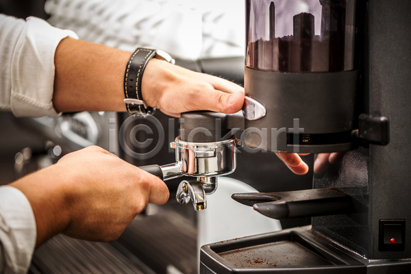 신체부위 JPG 아웃포커스 포토 해외이미지 그라인더 들기 손 실내 잡기 카페 커피가루 커피용품 포타필터