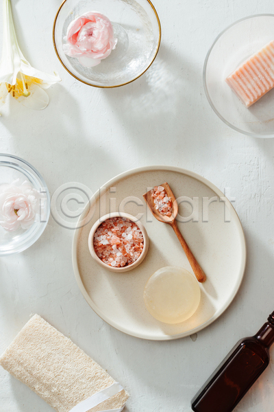 사람없음 JPG 포토 하이앵글 해외이미지 공병 꽃 비누 수건 스파용품 실내 에스테틱 접시 핑크솔트 화장품 흰배경
