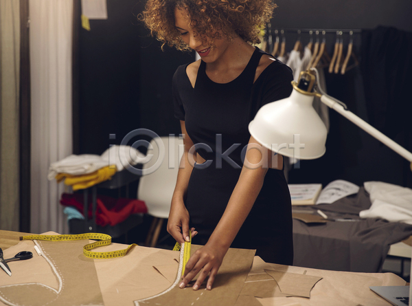 성인 성인여자한명만 여자 한명 흑인 JPG 앞모습 포토 해외이미지 상반신 스탠드 스탠드옷걸이 업무 의상디자인 작업 잡기 줄자 탁자 파마 패션디자이너