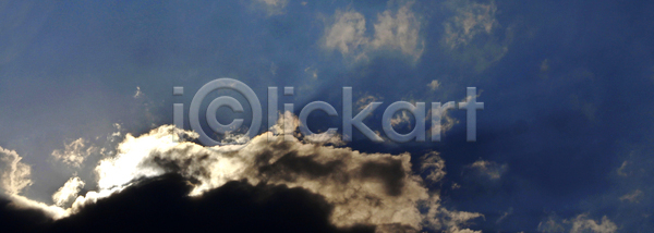 부드러움 자유 침묵 사람없음 JPG 포토 해외이미지 구름 날씨 맑음 백그라운드 뷰티 빛 야외 여름 오존 오픈 완전 우주 자연 장면 전원 천국 태양 파란색 패턴 풍경 하늘 해외포토 햇빛 환경 흰색