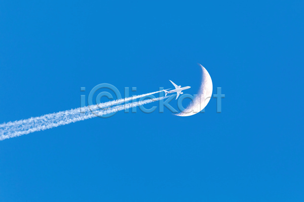 사람없음 JPG 포토 해외이미지 달 백그라운드 비행기 비행운 야간 야외 연기 제트기 주간 파란색 하늘