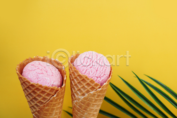 사람없음 JPG 포토 해외이미지 노란배경 두개 딸기아이스크림 잎 콘아이스크림