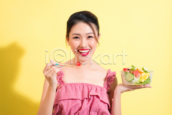 동양인 성인 성인여자한명만 여자 한명 JPG 앞모습 포토 해외이미지 과일샐러드 노란배경 들기 상반신 샐러드 식사 실내