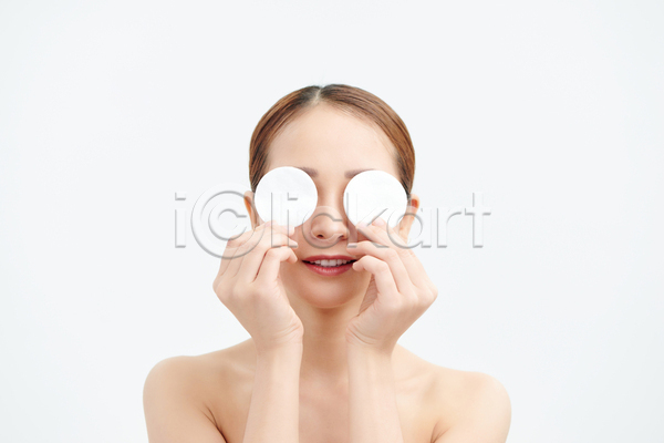 성인 성인여자한명만 여자 한명 JPG 앞모습 포토 해외이미지 눈가림 들기 뷰티 상반신 실내 화장솜 흰배경