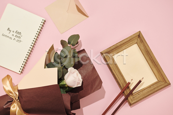 사람없음 JPG 포토 해외이미지 꽃다발 리본 분홍색배경 색연필 스프링노트 실내 액자 유칼립투스 장미 편지봉투