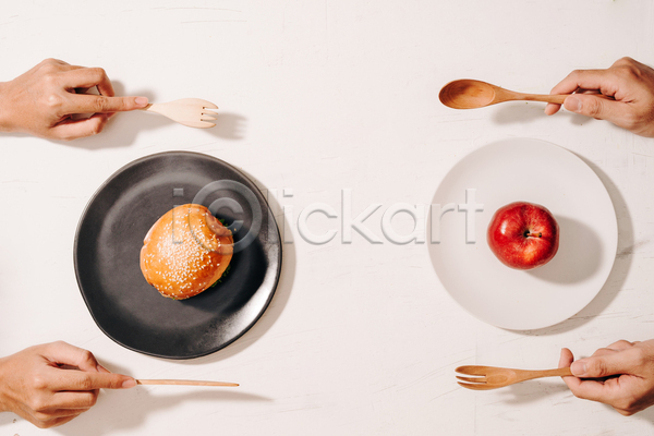 비교 선택 신체부위 JPG 포토 해외이미지 나이프 다이어트 라이프스타일 백그라운드 빵 사과 손 숟가락 잡기 접시 컨셉 패스트푸드 포크 햄버거 흰배경