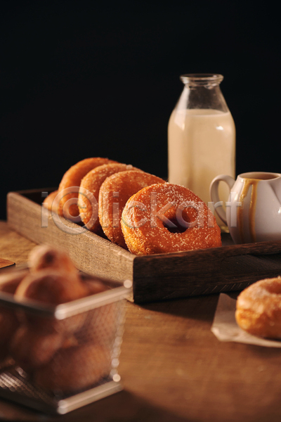 달콤 사람없음 JPG 아웃포커스 포토 해외이미지 검은배경 나무상자 도넛 실내 우유 우유병 튀김망