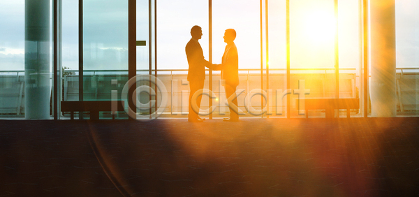 믿음 우정 출발 함께함 협력 남자 사람 사람없음 성인 JPG 실루엣 옆모습 포토 해외이미지 2 가로 거래 공항 관계 관리 내부 노동자 도착 동료 벤치 비즈니스 사무실 사업가 서기 실내 악수 연결 영국 유리 인사 전신 창문 카피스페이스 터미널 통일 하늘 해외포토 흔들림