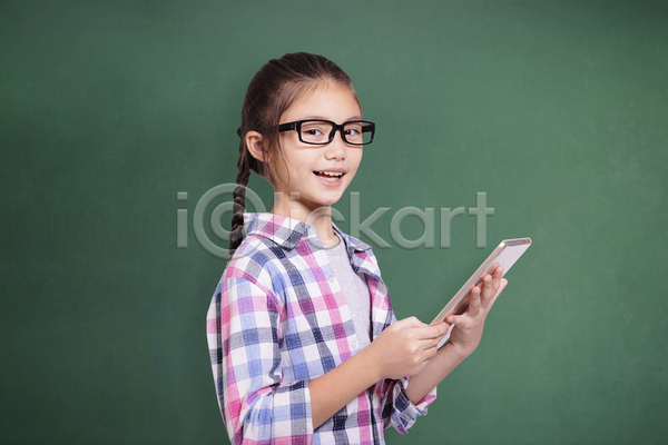 스마트 행복 10대 십대여자한명만 여자 한명 JPG 옆모습 포토 해외이미지 들기 미소(표정) 상반신 셔츠 체크무늬 초록배경 태블릿 학생