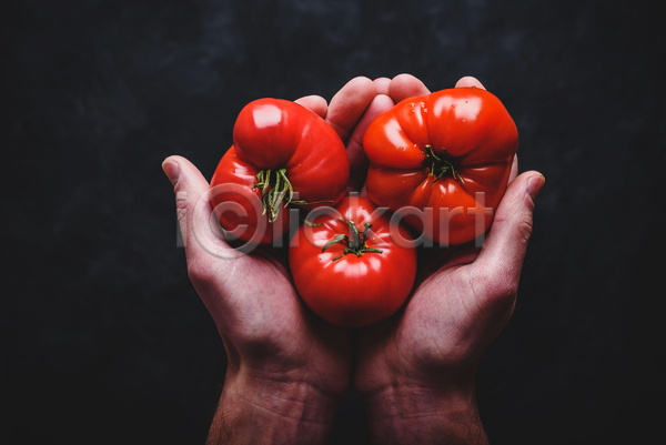 신체부위 JPG 포토 해외이미지 검은배경 들기 세개 손 실내 토마토
