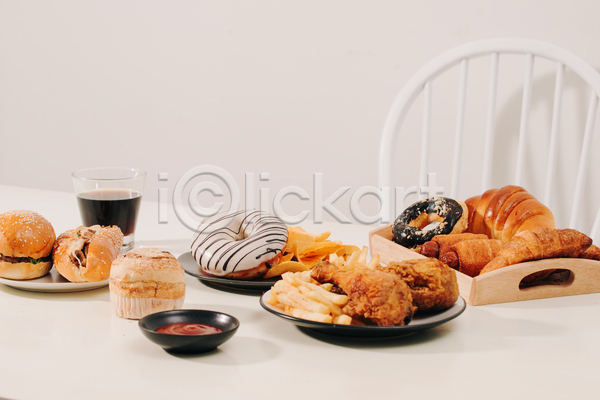 사람없음 JPG 포토 해외이미지 도넛 머핀 빵 실내 의자 인스턴트 치킨 탁자 패스트푸드 햄버거