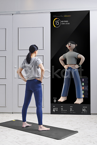 40대 두명 여자 여자만 중년 한국인 JPG 뒷모습 편집이미지 3D캐릭터 AI(인공지능) 거실 매트 서기 스크린 스트레칭 영포티 요가 운동 자기관리 전신 정보기술 중년라이프 집콕 허리손 홈요가 홈트레이닝