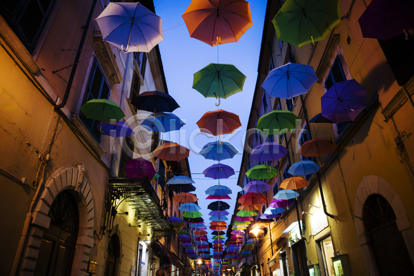 사람없음 JPG 포토 해외이미지 거리 건물 건축양식 야외 우산 이탈리아 장식 조명 주간