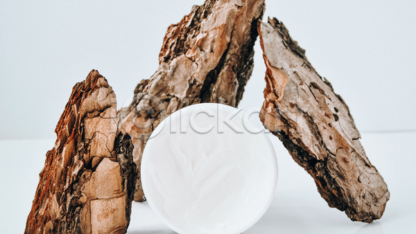 사람없음 JPG 포토 해외이미지 가을(계절) 나무 나무조각 스킨케어 실내 오브젝트 크림 화장품 흰배경
