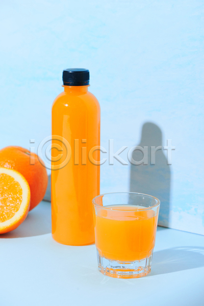 사람없음 JPG 포토 해외이미지 그림자 단면 병(담는) 실내 오렌지 오렌지주스 잔 파란배경