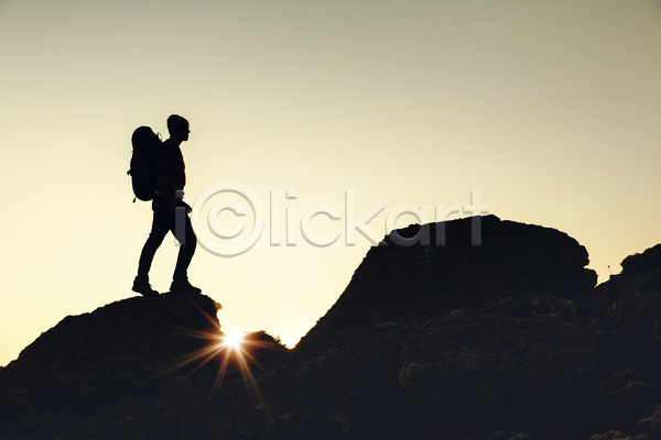 자유 행복 남자 성인 성인남자한명만 한명 JPG 실루엣 옆모습 포토 해외이미지 등산 야외 여행 일몰 전신 정상 태양 하늘 하이킹 햇빛