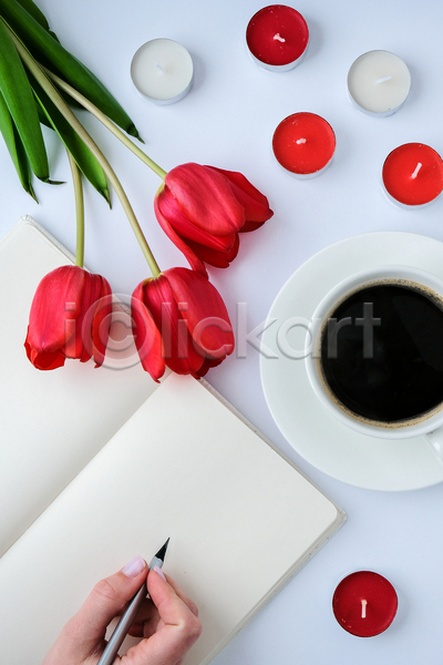 신체부위 JPG 포토 하이앵글 해외이미지 공책 기록 빨간색 손 실내 잡기 커피 튤립 하트 향초 흰색