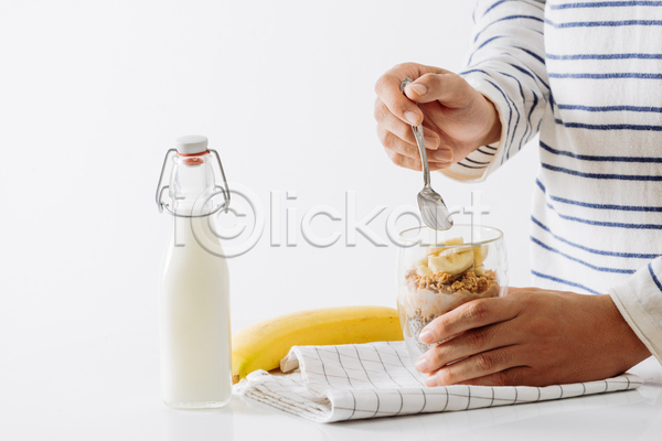 성인 성인여자한명만 여자 한명 JPG 옆모습 포토 해외이미지 건강식 바나나 상반신 숟가락 식탁보 실내 아침식사 요거트 요리 유리병 잔 흰배경