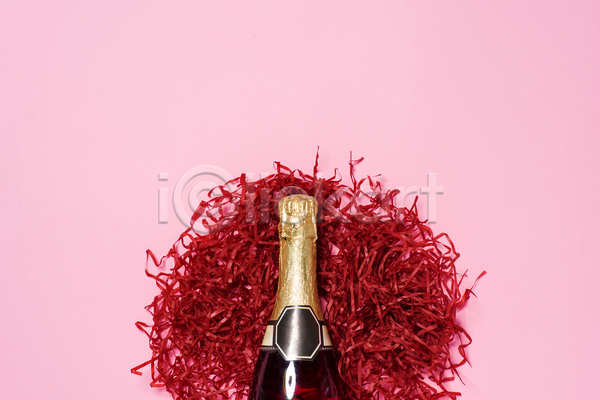 즐거움 축하 사람없음 JPG 포토 하이앵글 해외이미지 분홍색배경 생일 샴페인 샴페인병 실내 장식 파티