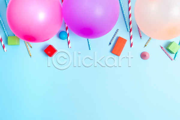 즐거움 축하 사람없음 JPG 포토 하이앵글 해외이미지 나무블록 빨대 생일 실내 카피스페이스 파란배경 파티 풍선