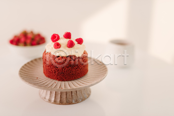 달콤 사람없음 JPG 포토 해외이미지 디저트 산딸기 실내 접시 컵케이크 케이크 탁자