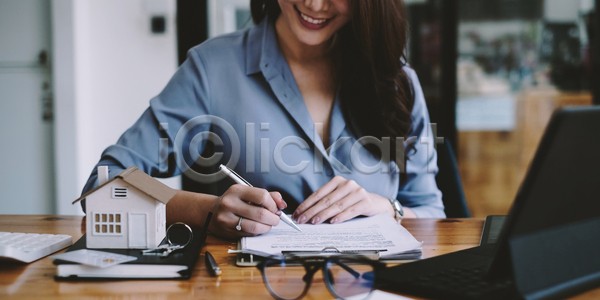 계약 미래 성공 성장 절약 투자 한명 JPG 포토 해외이미지 가격 가치 개발 경영 경제 구매 금융 대출 돈 렌탈 모델 보험 부동산 부동산중개인 세금 세일 소유 수입 아파트 열쇠 예산 이익 재산 주인 주택 중개인 진짜 해외포토