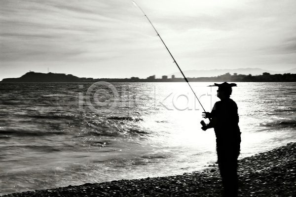 사람 한명 JPG 실루엣 포토 해외이미지 흑백 낚시 낚시꾼 들기 서기 야외 주간 해변