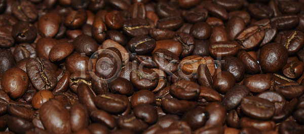 신선 사람없음 JPG 포토 해외이미지 갈색 검은색 결 굽기 낟알 날것 닫기 디자인 라떼 많음 맛 맛있는 모카 슛 씨앗 아라비카 아랍어 아로마 아침 어둠 에너지 에스프레소 원두 음료 음식 재료 전통 카페 카페인 카페테리아 커피 콩 큼 플랫레이 해외포토 향 향신료 효과
