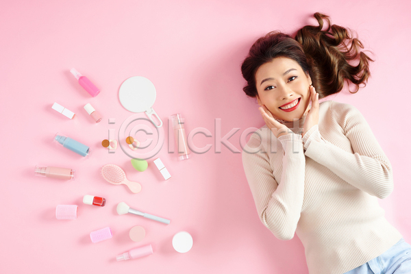 동양인 성인 성인여자한명만 여자 한명 JPG 앞모습 포토 해외이미지 꽃받침 들기 분홍색 뷰티 상반신 실내 화장 화장용품 화장품