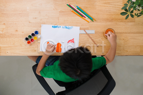 남자 소년 소년한명만 어린이 한명 JPG 포토 하이앵글 해외이미지 그리기 그림 들기 물감 상반신 색연필 실내 책상