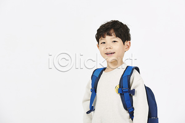 즐거움 남자 소년 소년한명만 어린이 초등학생 한국인 한명 JPG 앞모습 포토 누끼 등교 등하교 미소(표정) 상반신 서기 스튜디오촬영 실내 책가방 하교 흰배경
