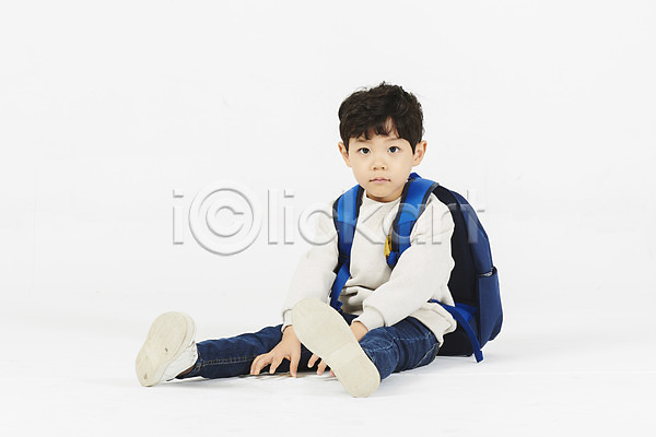 피곤 남자 소년 소년한명만 어린이 초등학생 한국인 한명 JPG 앞모습 포토 누끼 등교 등하교 스튜디오촬영 실내 앉기 전신 책가방 하교 흰배경 힘듦
