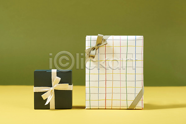 축하 사람없음 JPG 포토 두개 리본 선물 선물상자 선물포장 스튜디오촬영 실내 오브젝트 이벤트 초록배경