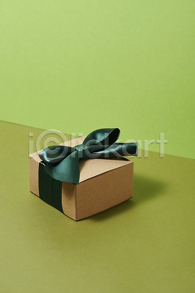 축하 사람없음 JPG 포토 리본 선물 선물상자 선물포장 스튜디오촬영 실내 오브젝트 이벤트 초록배경 한개