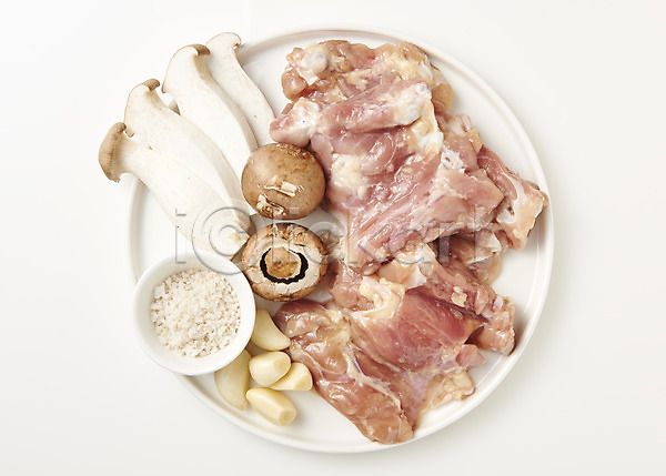 사람없음 JPG 포토 하이앵글 그릇 닭고기 마늘 버섯 생고기 소금 소금구이 숯불닭갈비 스튜디오촬영 실내 안주 음식 플랫레이 흰배경
