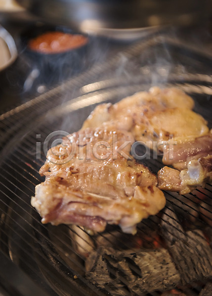 사람없음 JPG 근접촬영 포토 굽기 닭고기 생고기 소금구이 숯불구이 숯불닭갈비 식당 실내 안주 음식 화로