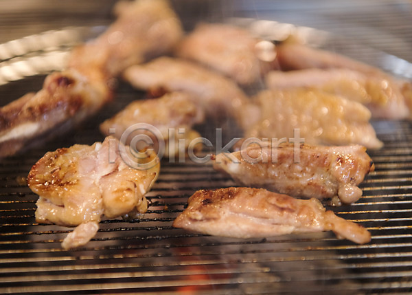 사람없음 JPG 근접촬영 포토 굽기 닭고기 소금구이 숯불구이 숯불닭갈비 식당 실내 안주 연기 음식 화로
