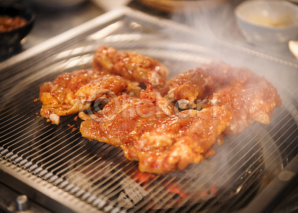사람없음 JPG 포토 굽기 닭고기 숯불구이 숯불닭갈비 식당 실내 안주 양념구이 연기 음식 화로