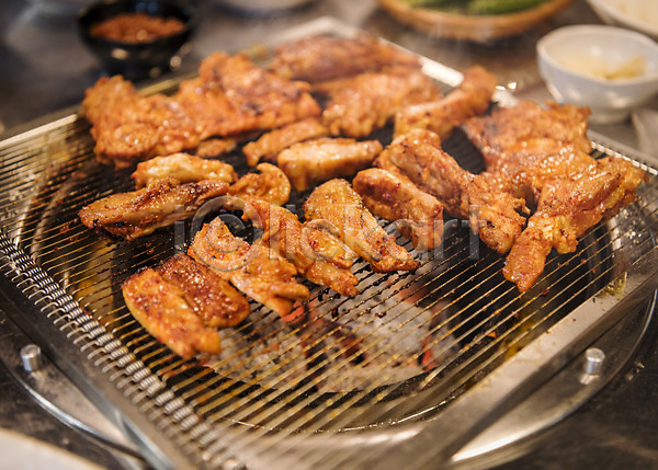 사람없음 JPG 포토 굽기 닭고기 숯불구이 숯불닭갈비 식당 실내 안주 양념구이 음식 화로