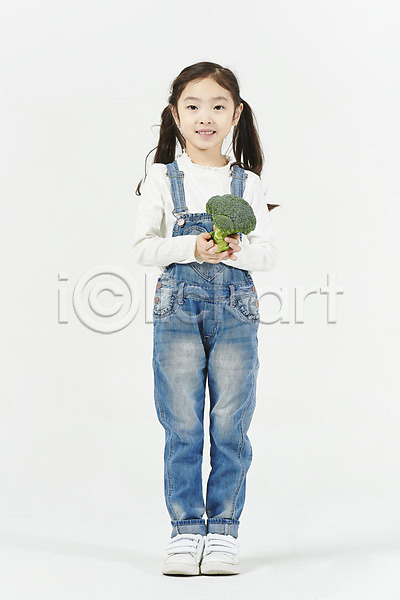 소녀(어린이) 소녀한명만 어린이 여자 한국인 한명 JPG 앞모습 포토 건강관리 누끼 들기 미소(표정) 브로콜리 서기 스튜디오촬영 실내 전신 채소 편식 흰배경