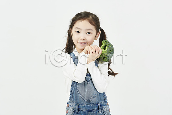 소녀(어린이) 소녀한명만 어린이 여자 한국인 한명 JPG 앞모습 포토 건강관리 누끼 들기 미소(표정) 브로콜리 상반신 서기 스튜디오촬영 실내 채소 편식 흰배경