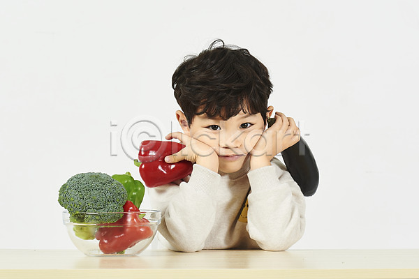 고민 남자 소년 소년한명만 어린이 한국인 한명 JPG 앞모습 포토 가지 건강관리 누끼 들기 브로콜리 상반신 스튜디오촬영 실내 앉기 채소 편식 피망 흰배경