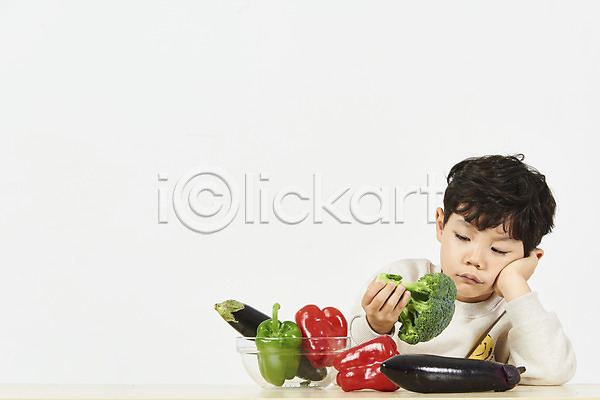 고민 남자 소년 소년한명만 어린이 한국인 한명 JPG 앞모습 포토 가지 건강관리 누끼 들기 브로콜리 상반신 스튜디오촬영 실내 앉기 채소 턱괴기 편식 피망 흰배경