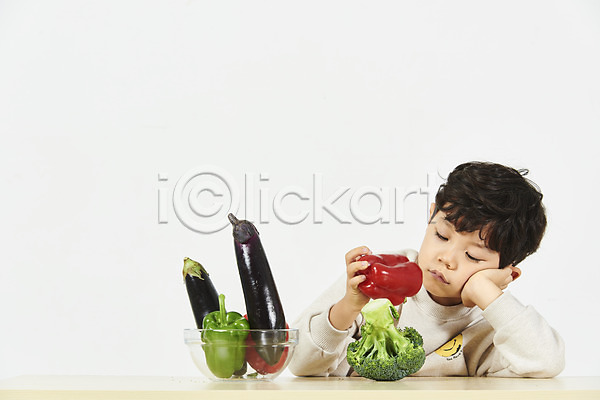 고민 남자 소년 소년한명만 어린이 한국인 한명 JPG 앞모습 포토 가지 건강관리 누끼 들기 브로콜리 상반신 스튜디오촬영 실내 앉기 채소 턱괴기 편식 피망 흰배경