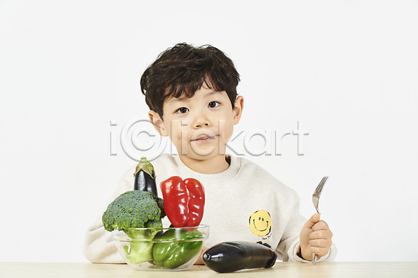 남자 소년 소년한명만 어린이 한국인 한명 JPG 앞모습 포토 가지 건강관리 누끼 들기 미소(표정) 브로콜리 상반신 스튜디오촬영 실내 앉기 채소 편식 포크 피망 흰배경