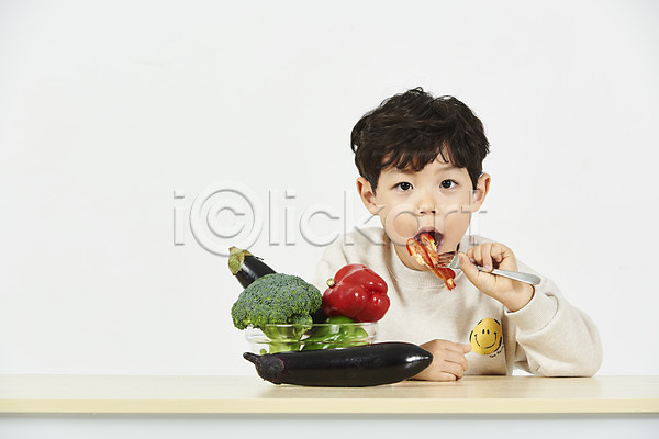 남자 소년 소년한명만 어린이 한국인 한명 JPG 앞모습 포토 가지 건강관리 누끼 들기 먹기 브로콜리 상반신 스튜디오촬영 실내 앉기 채소 편식 포크 피망 흰배경