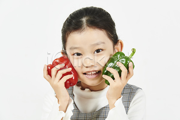 소녀(어린이) 소녀한명만 어린이 여자 한국인 한명 JPG 앞모습 포토 건강관리 누끼 들기 미소(표정) 상반신 스튜디오촬영 실내 앉기 채소 편식 피망 흰배경