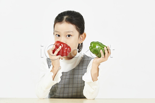 소녀(어린이) 소녀한명만 어린이 여자 한국인 한명 JPG 앞모습 포토 건강관리 누끼 들기 먹기 상반신 스튜디오촬영 실내 앉기 채소 편식 피망 흰배경